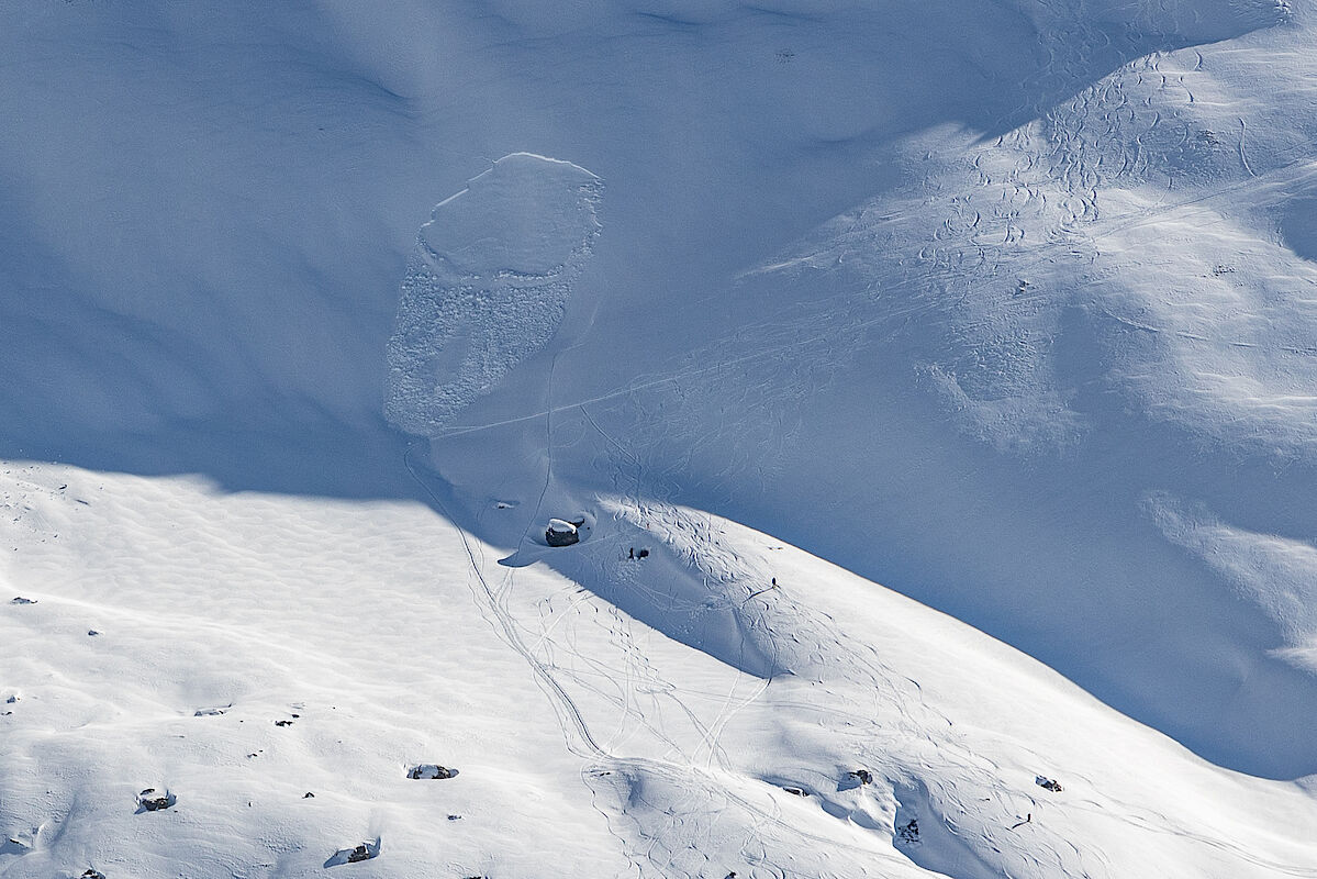 Blick ins Arztal zu einem kleinen Schneebrett