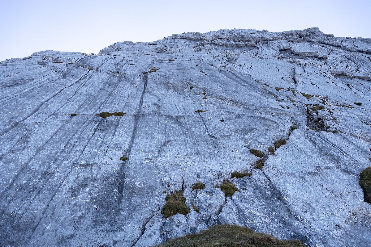 Am Einstieg der Enzenspergerführe mit Blick nach oben zu den Platten durch die die Route verläuft