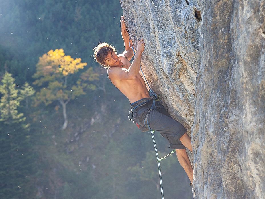 Gschwand Basti Wolfgruber bouldert im Herbstlicht in der Route Chocolate (9)
