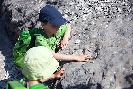 Die Dinosaurierspuren kommen bei den Kindern gut an Die Dinosaurierspuren kommen bei den Kindern gut an