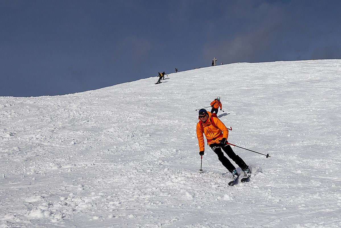 Pistenähnlich und frühlingshaft: Die Abfahrt von der Seekarlspitze