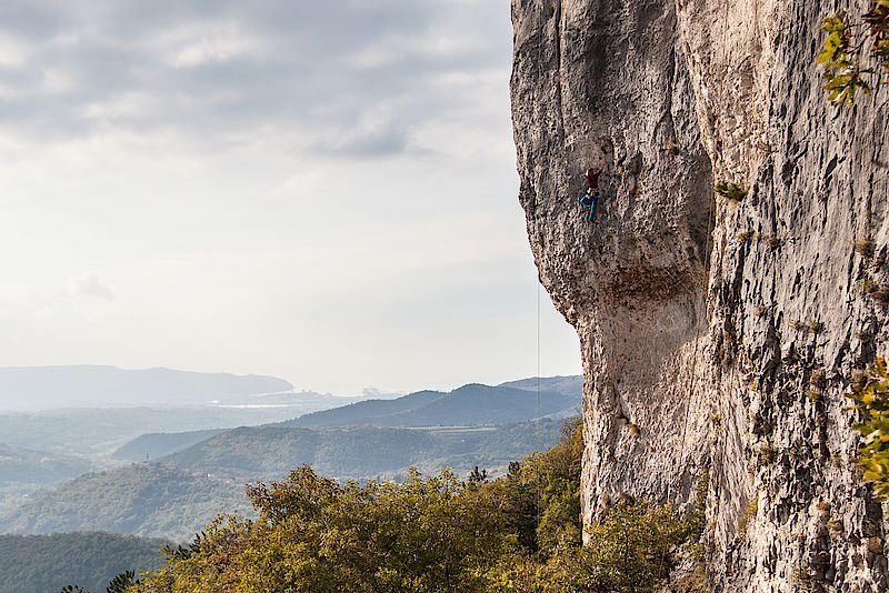 Die langen Touren im rechten Teil von Crni Kal - mit Blick zur Adria. Die langen Touren im rechten Teil von Crni Kal - mit Blick zur Adria.