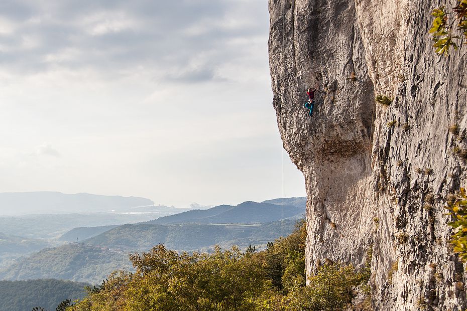Die langen Touren im rechten Teil von Crni Kal - mit Blick zur Adria. Die langen Touren im rechten Teil von Crni Kal - mit Blick zur Adria.