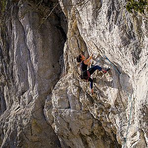 Lina Schneeweiß klettert den Nervenkrieg am Schlossberg