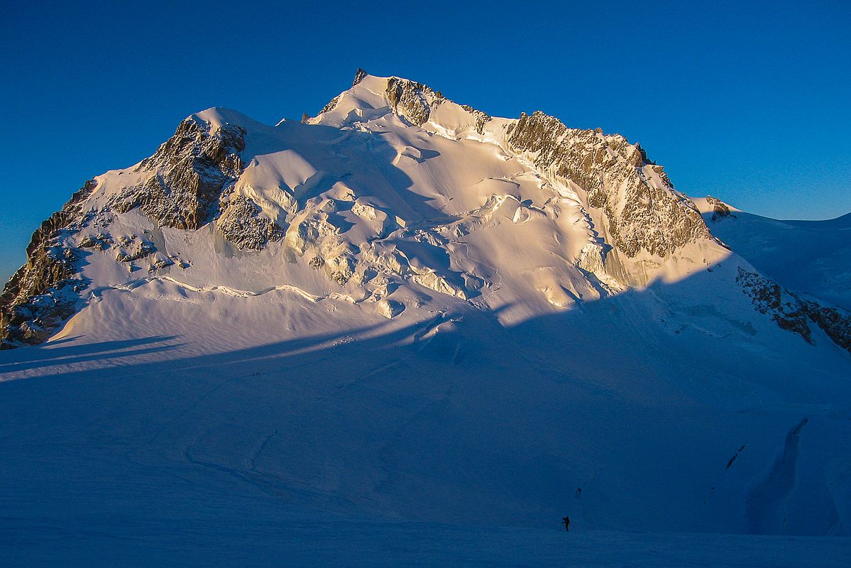 Die Flanke des Mont-Maudit im Sonnenaufgang