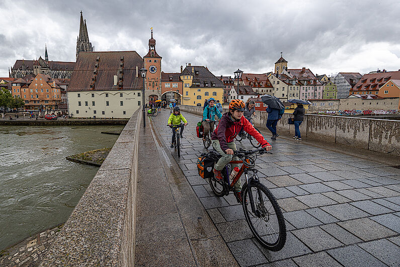 Über die Steinerne Brücke verlassen wir Regensburg und folgen nun dem Regental