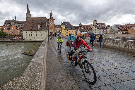 Über die Steinerne Brücke verlassen wir Regensburg und folgen nun dem Regental Über die Steinerne Brücke verlassen wir Regensburg und folgen nun dem Regental