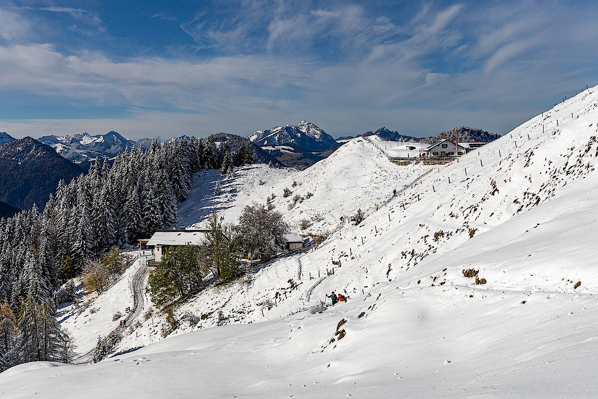 Die schönen Skihänge im Bereich des Spitzsteinhauses haben etwa 10-20 cm Schneeauflage - für Skitouren darf's noch bisserl mehr sein.