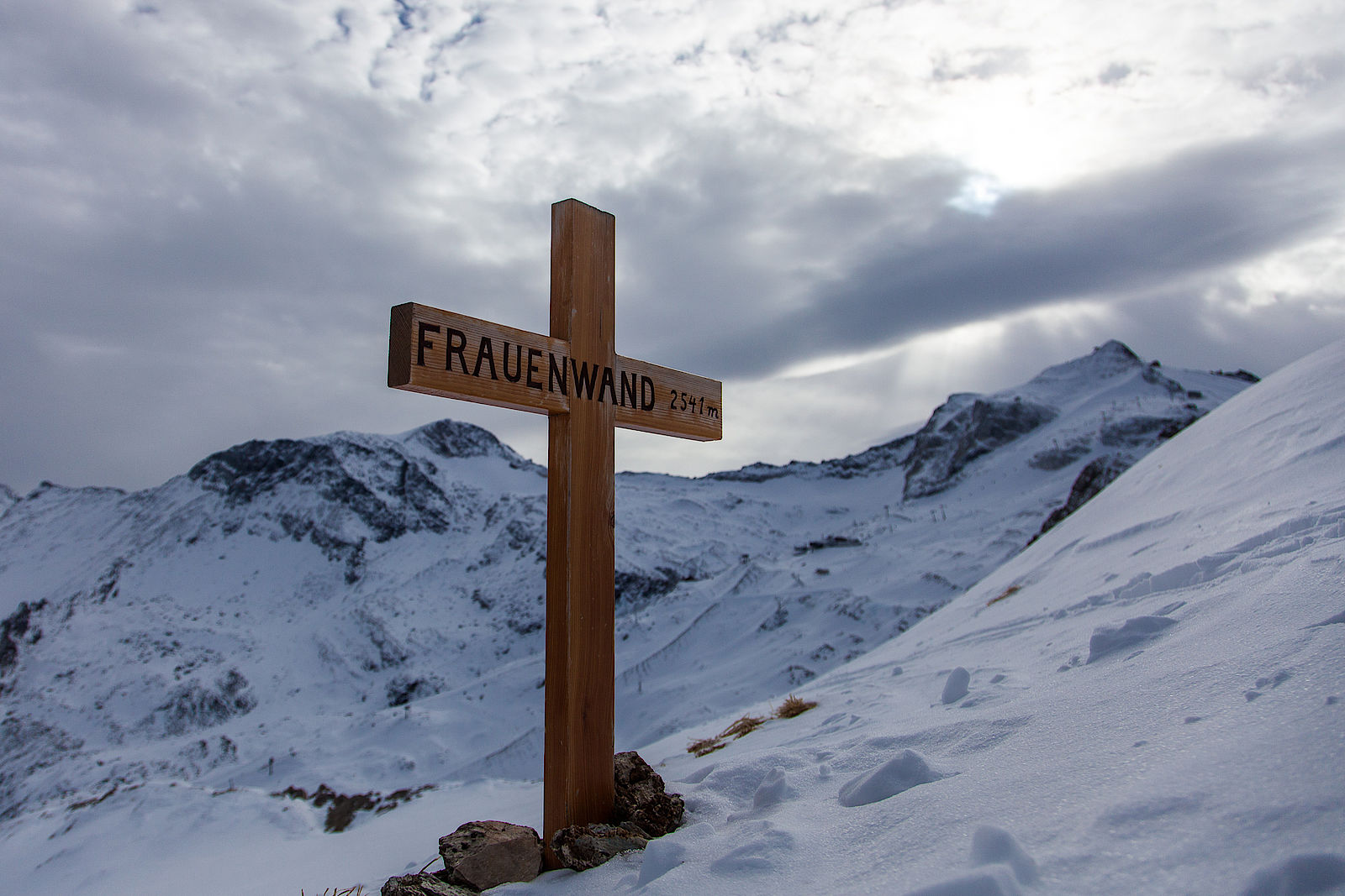 Wenig besuchter Skigipfel an der Grenze zum Tuxer Skigebiet - die Frauenwand. Wenig besuchter Skigipfel an der Grenze zum Tuxer Skigebiet - die Frauenwand.