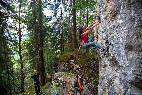 Laura Sedlbauer in der henkeligen Kletterroute "Saromans Späher" (7+) am Rübezahl Laura Sedlbauer in der henkeligen Kletterroute "Saromans Späher" (7+) am Rübezahl