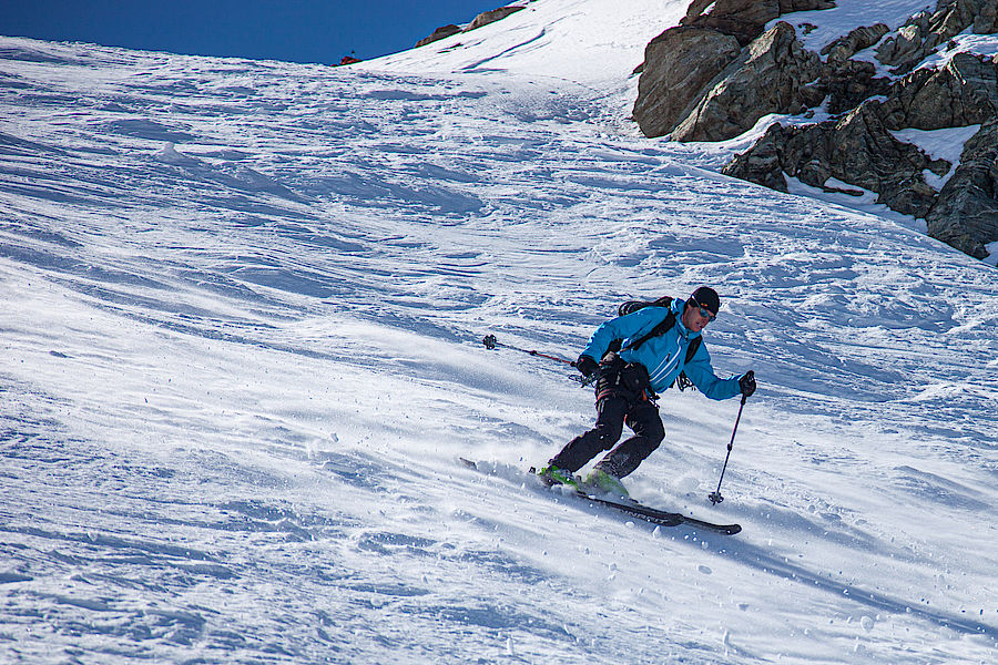 Abfahrt im Gipfelhang der Dreiländerspitze