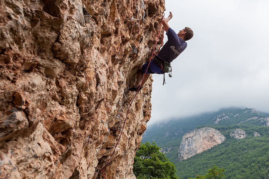 Im Sektor "Guggenheim" bei Colletta - hinten die Rocca Rossa