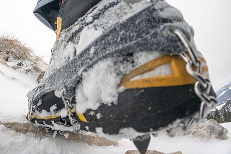 Grödeln geben besseren Halt auf verschneiten oder vereisten Wegen