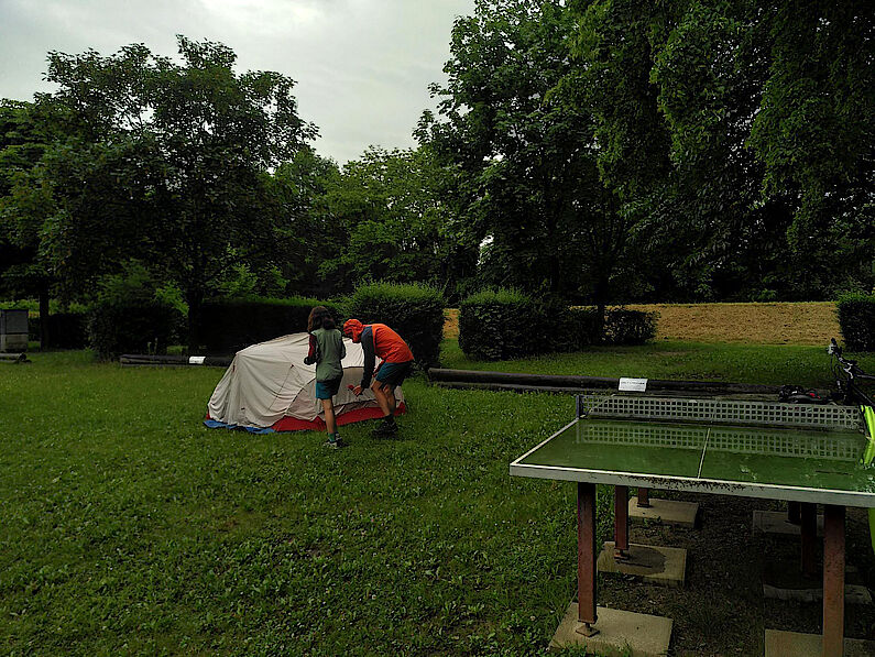 Dafür regnet es dann am Abend beim Aufbauen des Zelts in Zwentendorf unaufhörlich