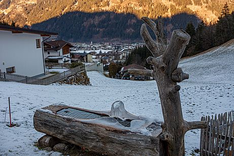 Am Ortsteil Krumbichl beginnt der steile Steig durch den Wald Am Ortsteil Krumbichl beginnt der steile Steig durch den Wald