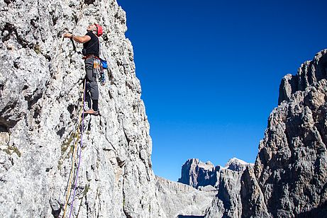 Großgriffige Kletterei in der Castiglione-Detassis-Route am Campanile Pradidali Großgriffige Kletterei in der Castiglione-Detassis-Route am Campanile Pradidali