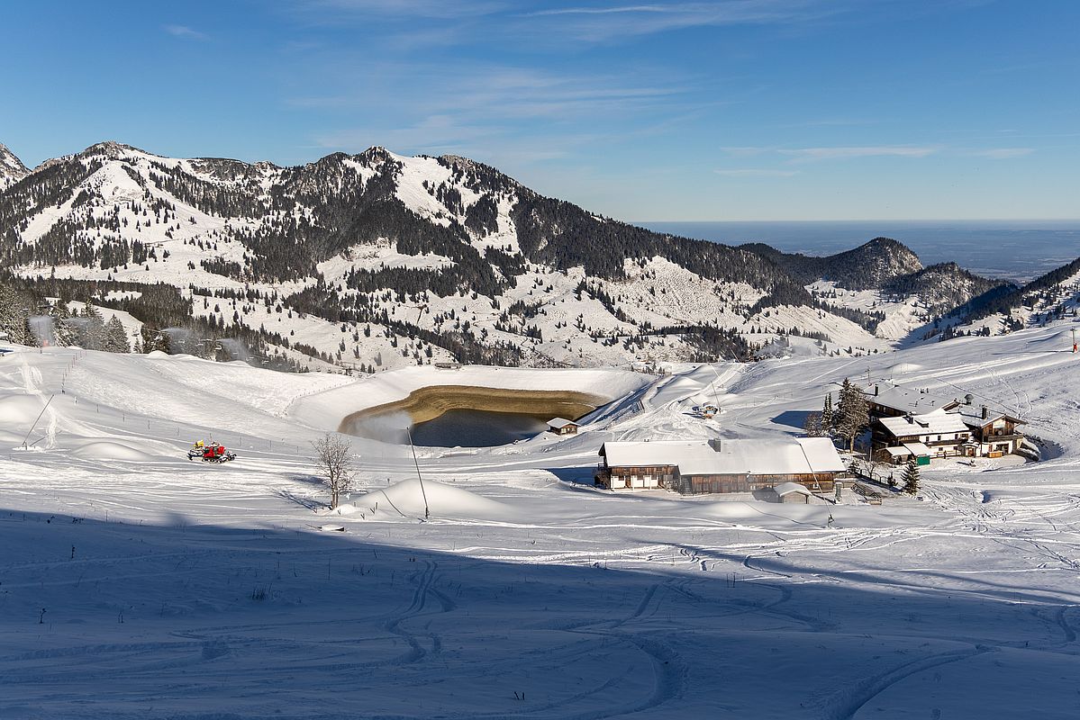 Tiefblick zum Oberen Sudelfeld mit dem fast entleerten Speicherteich.