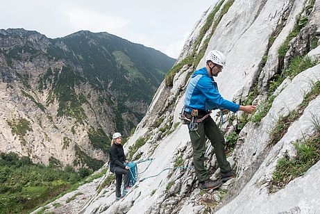 Übung des Seilhandlings beim Mehrseillängen-Klettern am Gamswandl Übung des Seilhandlings beim Mehrseillängen-Klettern am Gamswandl