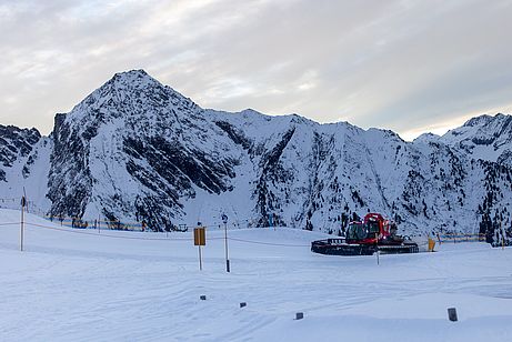 Die ersten Pistenraupen sind schon unterwegs Die ersten Pistenraupen sind schon unterwegs