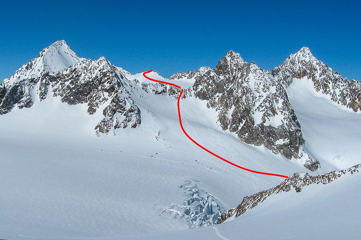 Blick von Osten auf die Wildgratscharte, dahinter der Gipfel 
