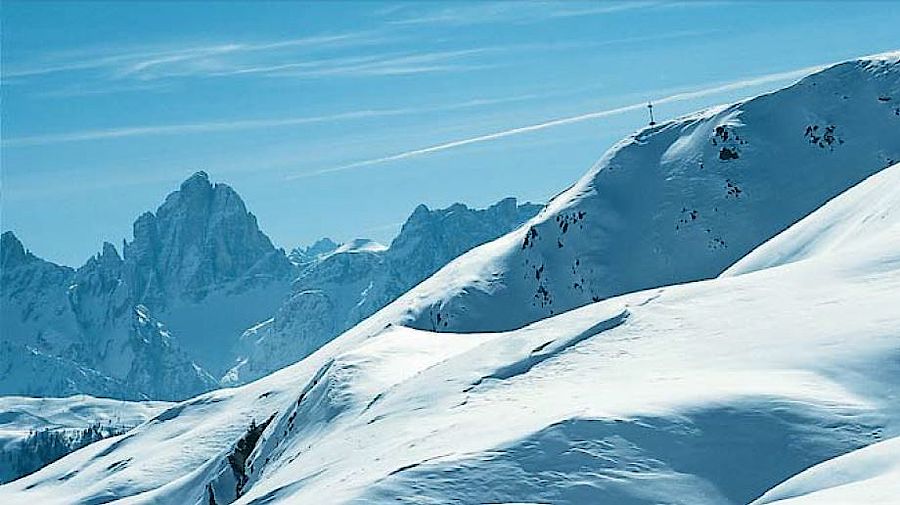 Auf dem Höhenrücken angekommen, erscheinen plötzlich eindrucksvoll die Dolomiten im Blickfeld. Foto: Siegrun und Rudolf Weiss