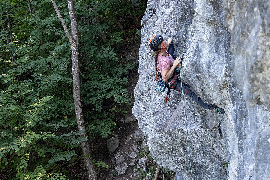 Kuhwiese Melissa Wagner klettert die Route Keule und Brüste (8-)