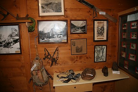In einem extra eingerichtetem Kämmerchen finden sich historisch Bilder und Bücher zum Anton-Karg-Haus In einem extra eingerichtetem Kämmerchen finden sich historisch Bilder und Bücher zum Anton-Karg-Haus