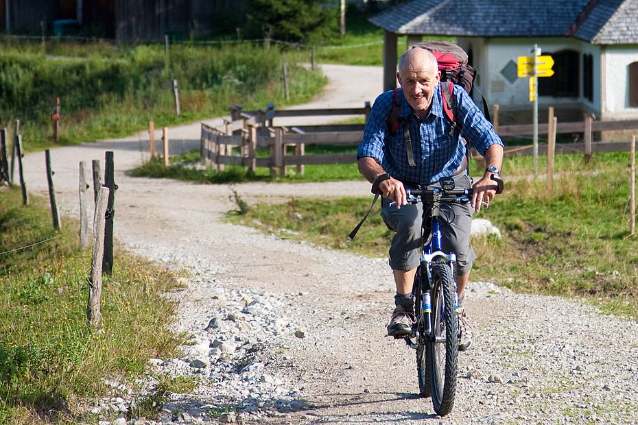 Das Mountainbike leistet im Zustieg zur Hütte, vor allem aber bei der Abfahrt gute Dienste. Das Mountainbike leistet im Zustieg zur Hütte, vor allem aber bei der Abfahrt gute Dienste.