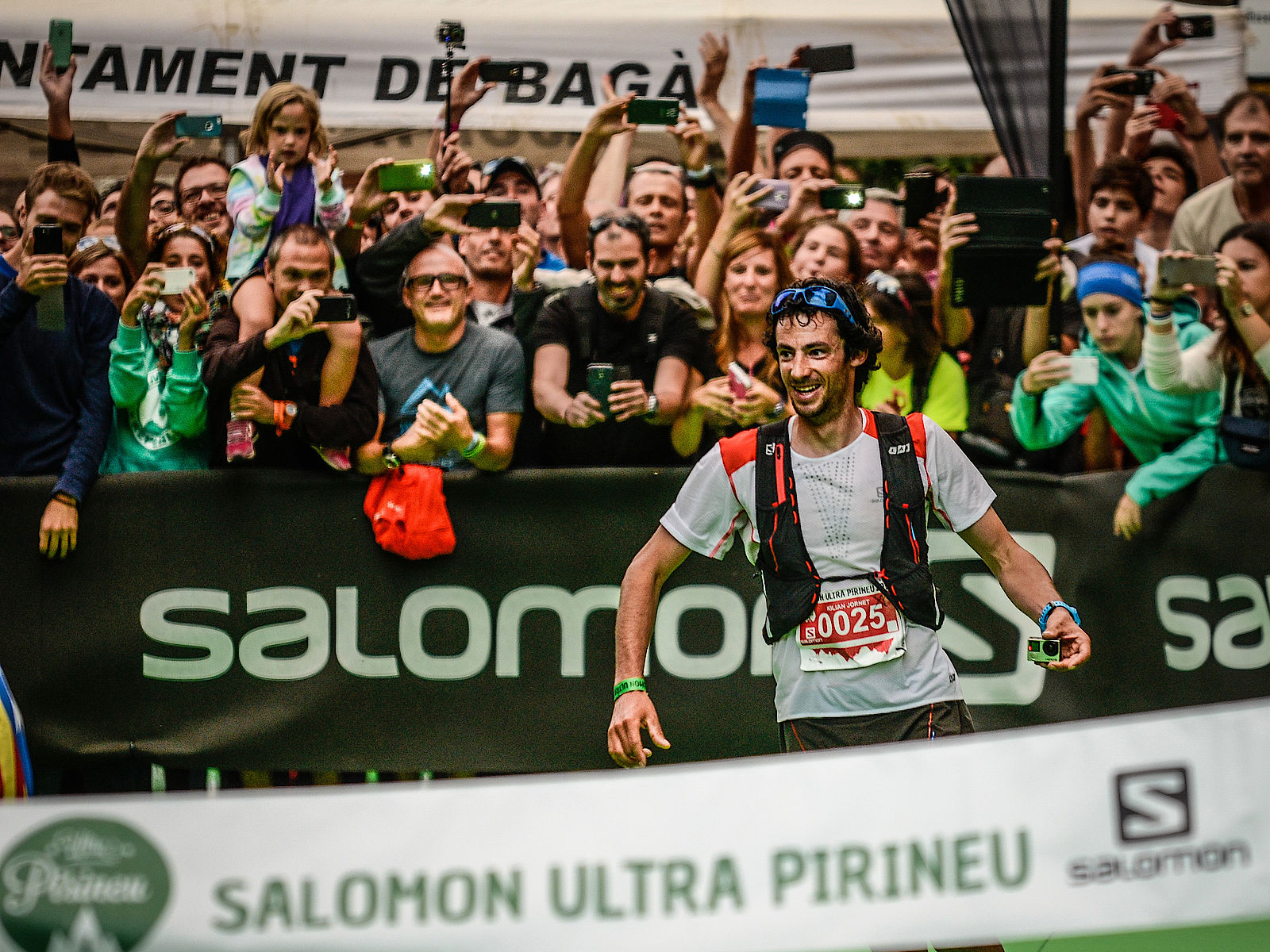 Kilian Jornet beim Zieleinlauf des Ultra Pirineu