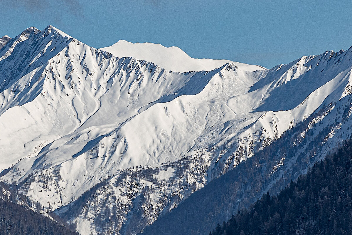 Blick ins Schmirntal mit zahlreichen Lawinenabgängen im Bereich des Fischers Napf