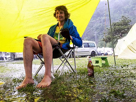 Überfluteter Zeltplatz am Cavazzosee - zumindest das Bier wird gut gekühlt. Überfluteter Zeltplatz am Cavazzosee - zumindest das Bier wird gut gekühlt.