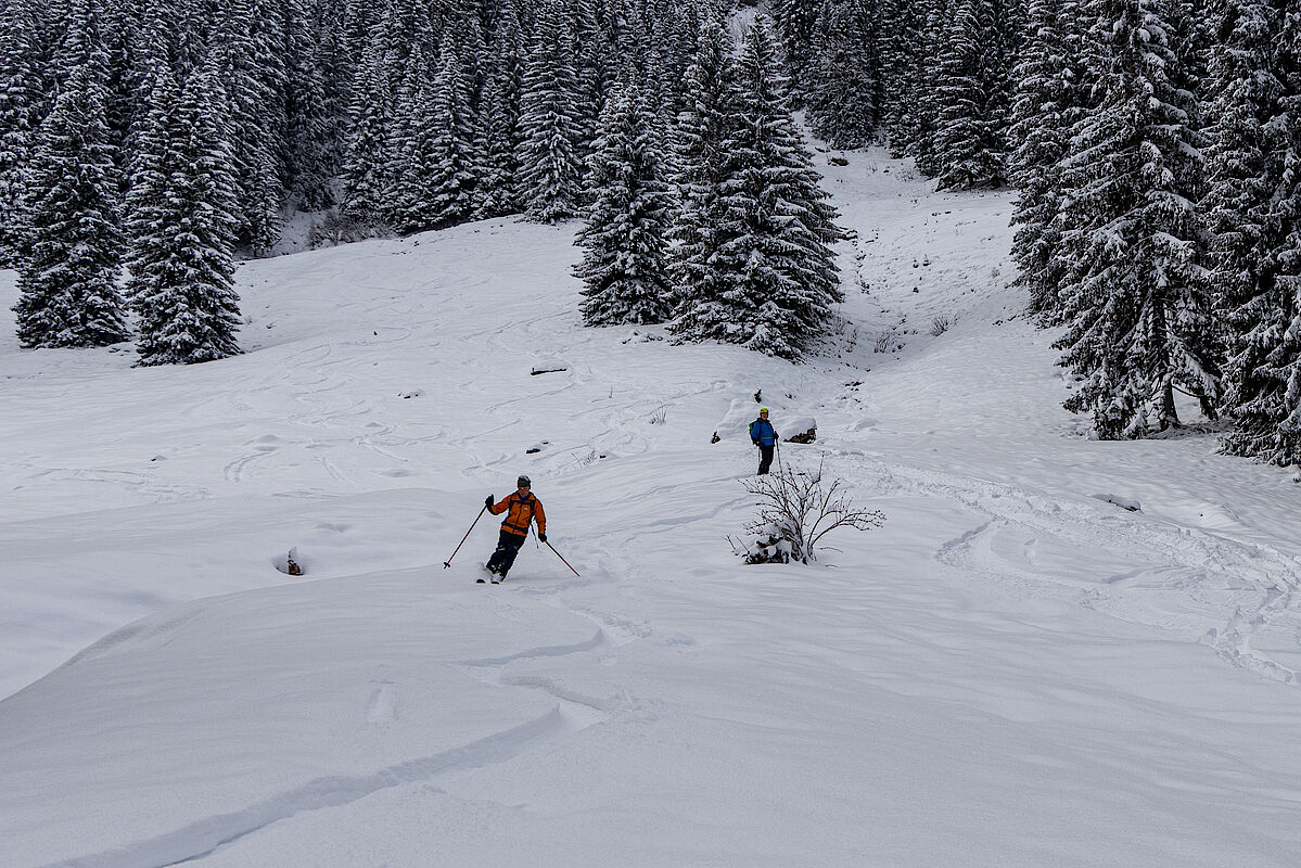  Hier sieht man es gut: Überlegte Geländewahl schont die Ski. 