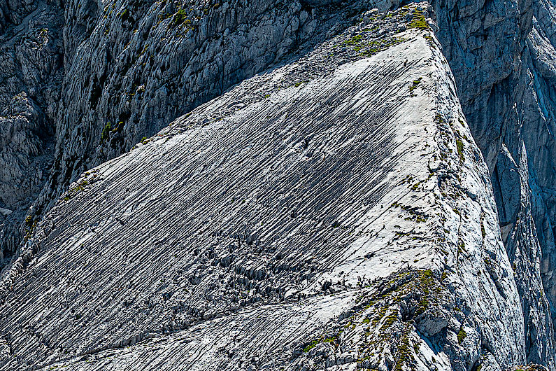 Die skurrile Gipfelplatte des "Dachl" von der Rosskuppe
