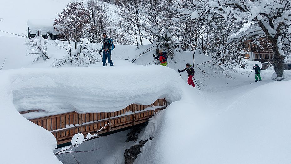 Start zu einer Skitour an der Griesneralm in einem sehr schneereichen Winter
