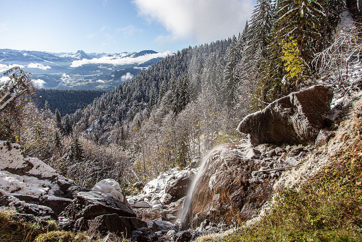 Das erst Eis hat sich auch schon unter dem Wasserfall gebildet