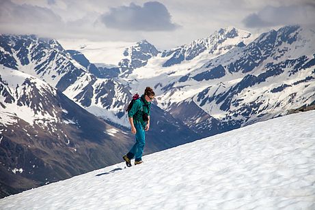 Im oberen Teil müssen wir längere Strecken über Schnee stapfen - was aber unproblematisch ist. Im oberen Teil müssen wir längere Strecken über Schnee stapfen - was aber unproblematisch ist.