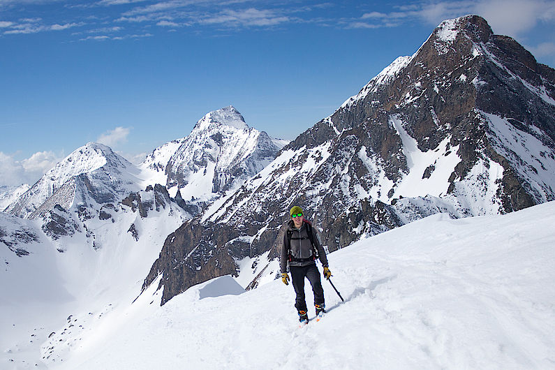 Am Gipfelgrat der Felbespitze, hinten Wilde Kreuzspitze und Grabspitze (rechts)