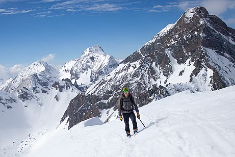 Am Gipfelgrat der Felbespitze, hinten Wilde Kreuzspitze und Grabspitze (rechts) Am Gipfelgrat der Felbespitze, hinten Wilde Kreuzspitze und Grabspitze (rechts)