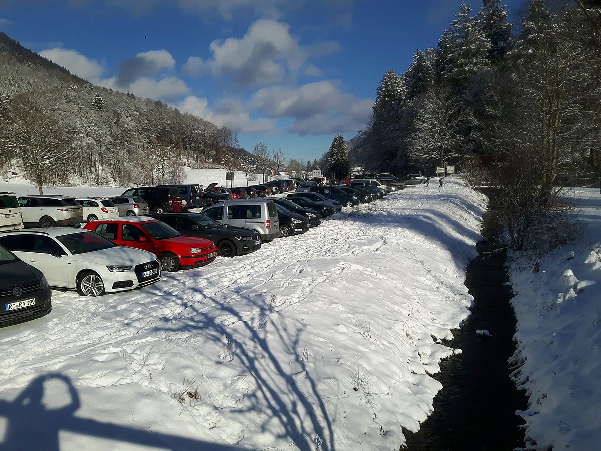 Voll besetzter Parkplatz in Sachrang