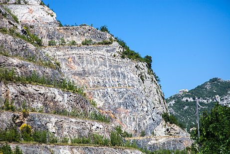Im stillgelegten Steinbruch von Toirano haben sich Künstler mit riesigen Gemälden verewigt (an der rechten Kante beginnt das Klettergebiet La Cava) Im stillgelegten Steinbruch von Toirano haben sich Künstler mit riesigen Gemälden verewigt (an der rechten Kante beginnt das Klettergebiet La Cava)