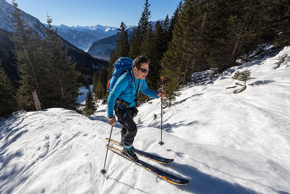 Harte aber griffige Bedingungen im Aufstieg entlang der nicht präparierten Piste