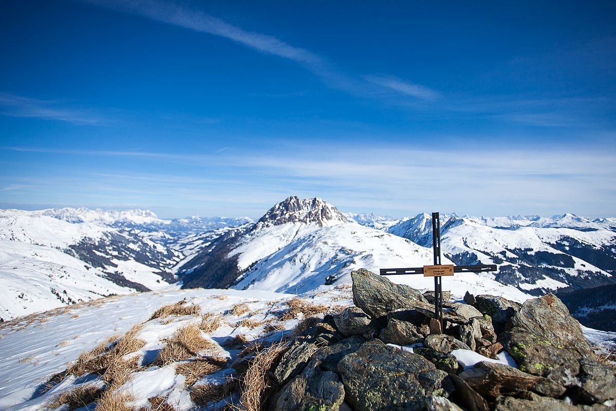 Blick vom Grasleitkopf ins Spertental und rechts davon zum Großen Rettenstein. 