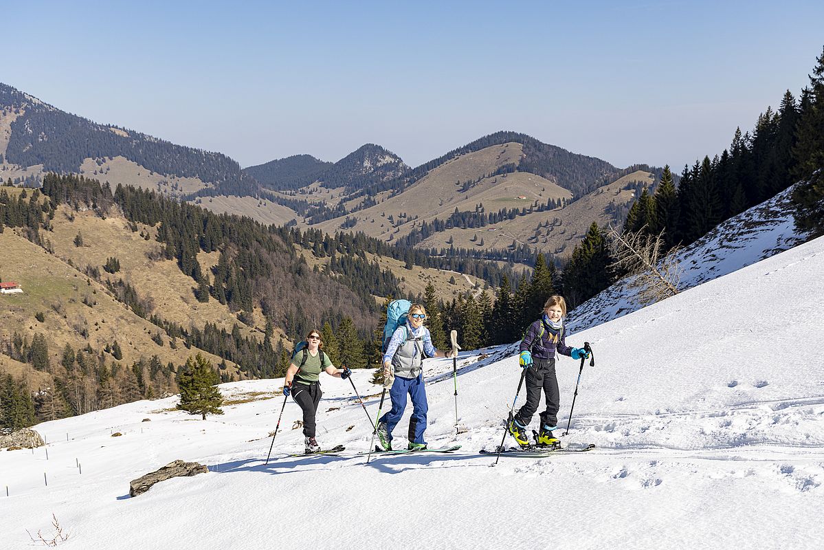 Oberhalb der Rosengassenalm dann gute Schneelage - im Hintergrund hingegen siehts anders aus.