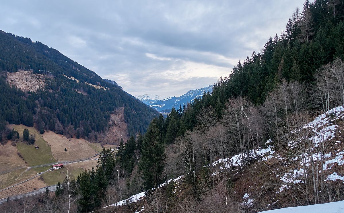 Recht magere Schneelage im untersten Teil