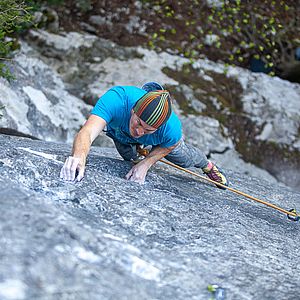 Robert Busch klettert die Route Antigravitationswelle