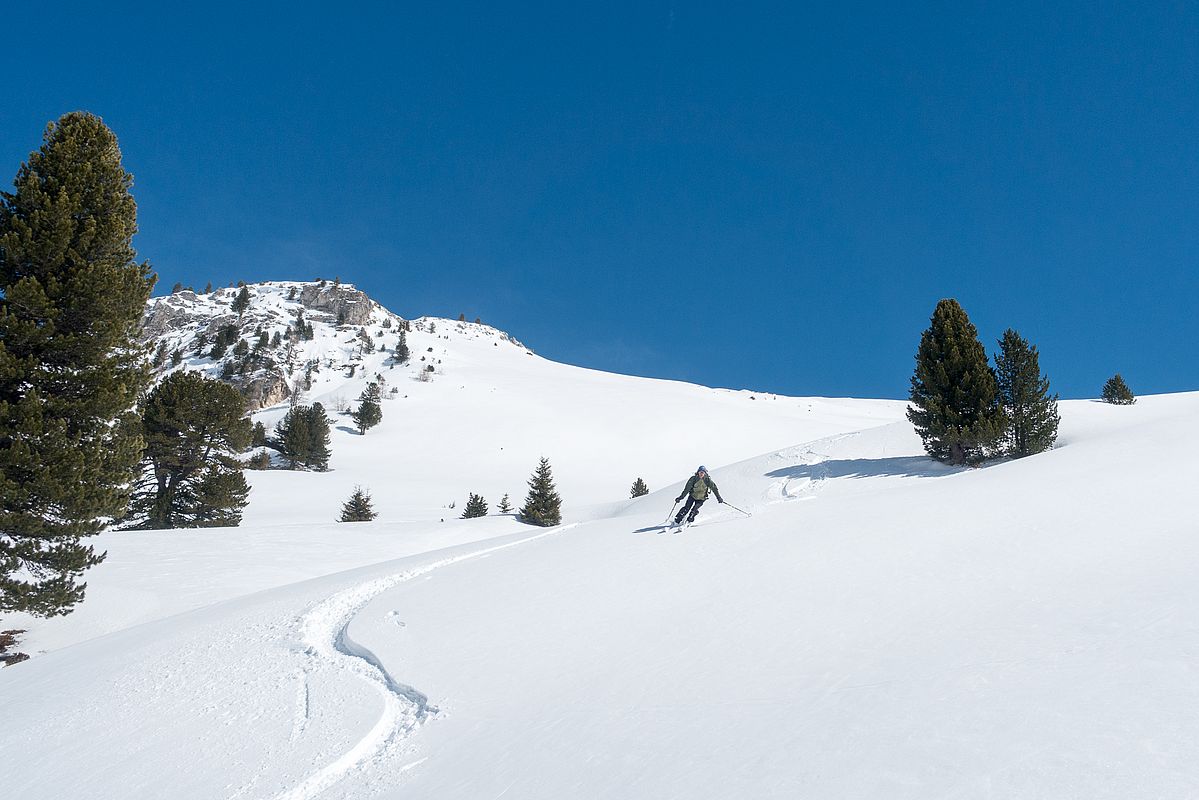Ab der Waldgrenze wurde der Schnee dann aber bereits leicht pappig. Mühsam war es im Anschluss das flache und lange Tal wieder hinauszuschieben, da der Schnee in der Sonne stark bremste.