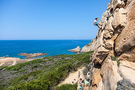 Kletteridylle mit Meer und goldenem Fels Kletteridylle mit Meer und goldenem Fels