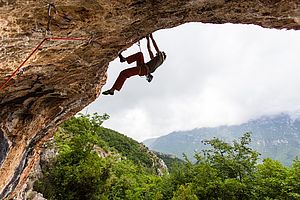 Kraftige Kletterei im Val Pennavaire, Ligurien