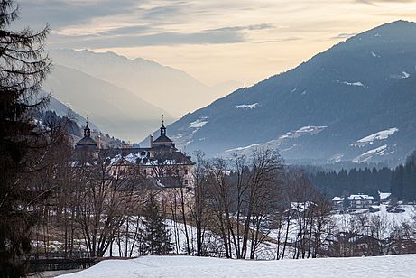 Blick vom Pulvererhof über das Schloss Wolfsthurn in Richtung Sterzing Blick vom Pulvererhof über das Schloss Wolfsthurn in Richtung Sterzing