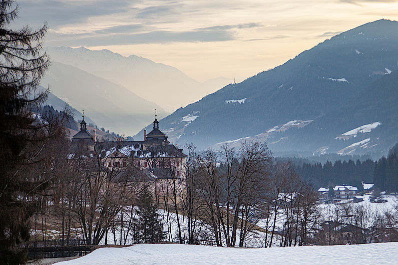 Blick vom Pulvererhof über das Schloss Wolfsthurn in Richtung Sterzing